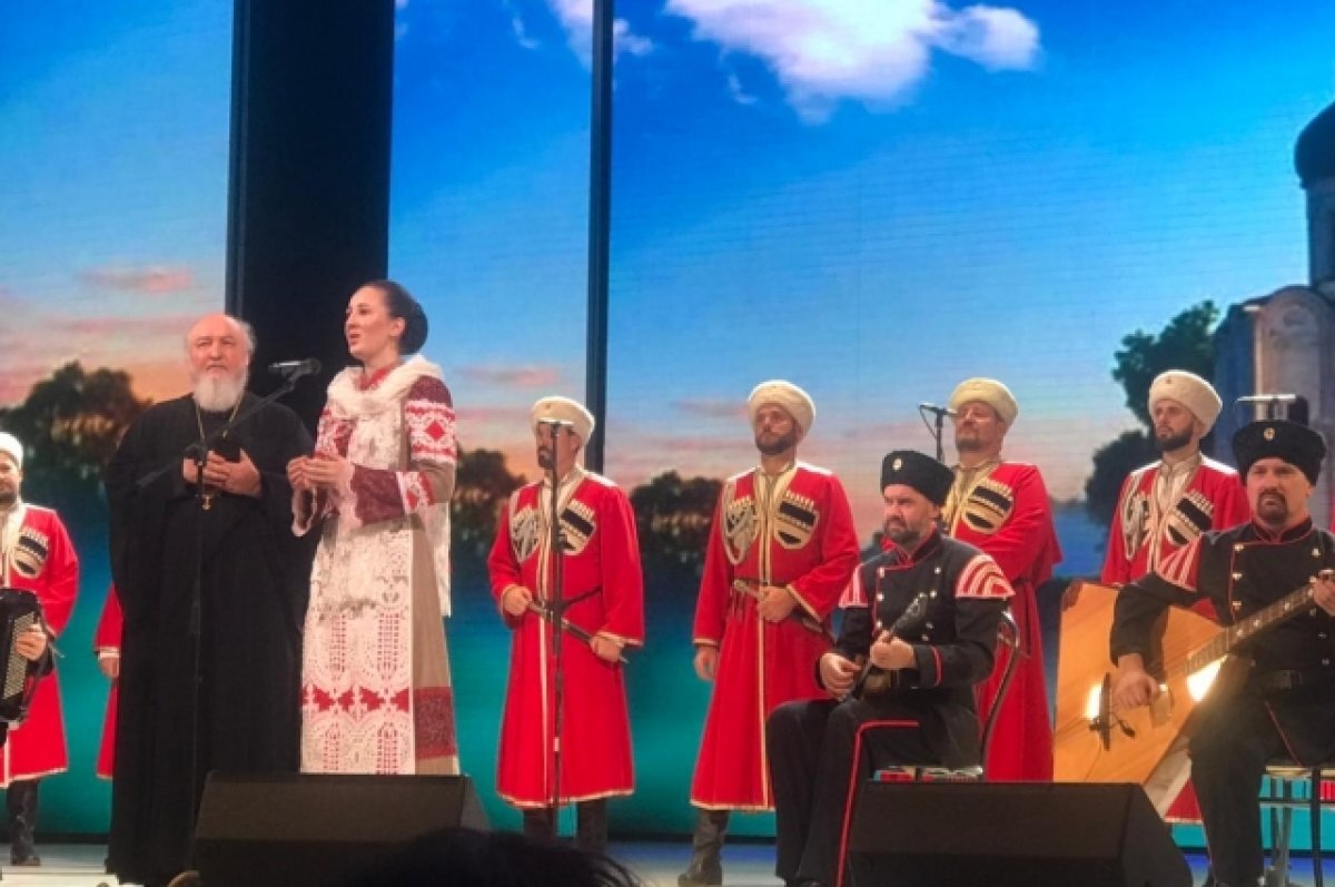    Митрополит Кирилл спел с Кубанским казачьим хором в Ставрополе