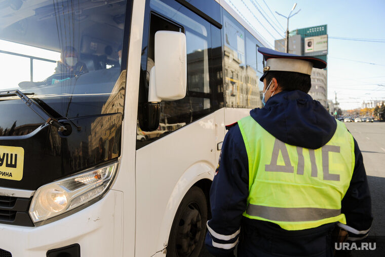    Водитель автобуса дождался приезда дорожных инспекторов (архивное фото)