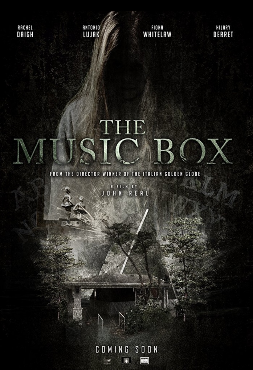 После смерти родителей шестилетняя Софи переезжает в большой дом в викторианском стиле к своей тете Аннабель. Однажды девочка находит музыкальную шкатулку, прослушивание которой влияет на поведении и здоровье Софи.