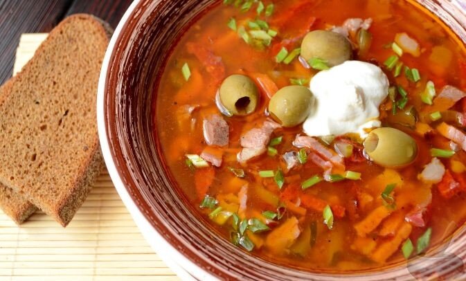 Солянка суп с колбасой и солеными огурцами. Солянка с копченостями. Солянка мясная сборная без огурцов. Набор мяса для солянки. Копченое мясо для солянки