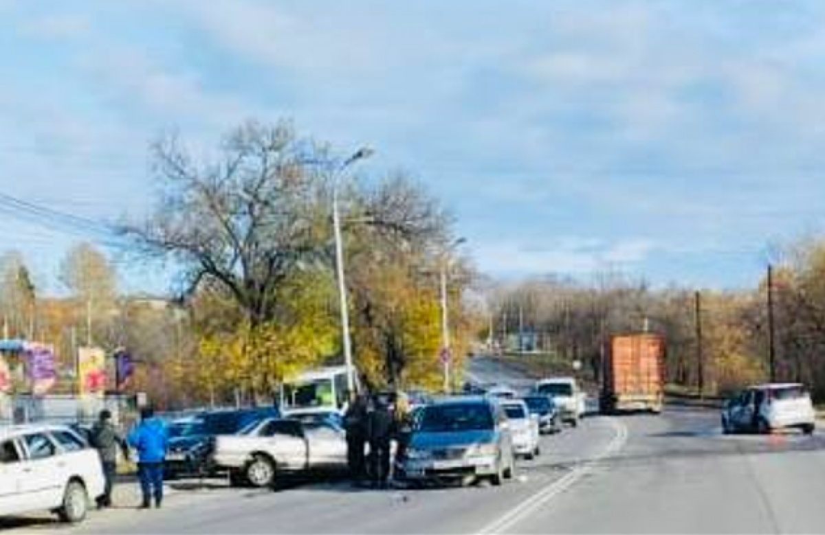    В Хабаровске трое водителей пострадали в массовом ДТП