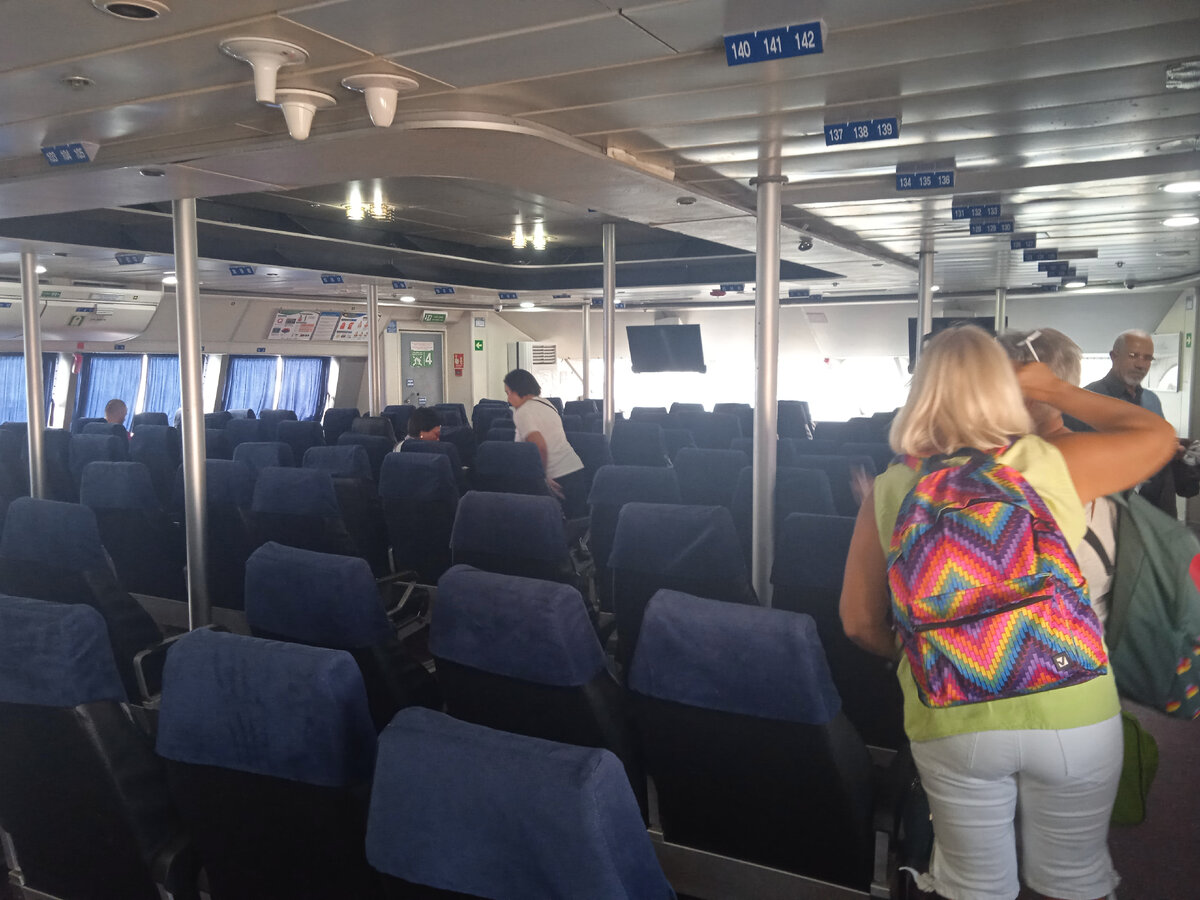 Салон на нижней палубе. 