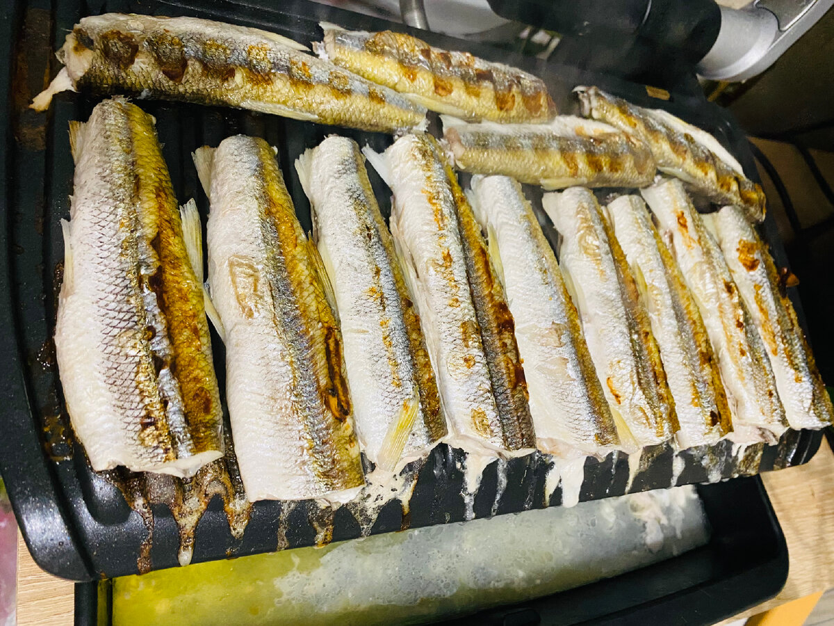 Классный гриль - нижняя пластина под наклоном и весь лишний жир стекает в специальный поддон. Фото автора