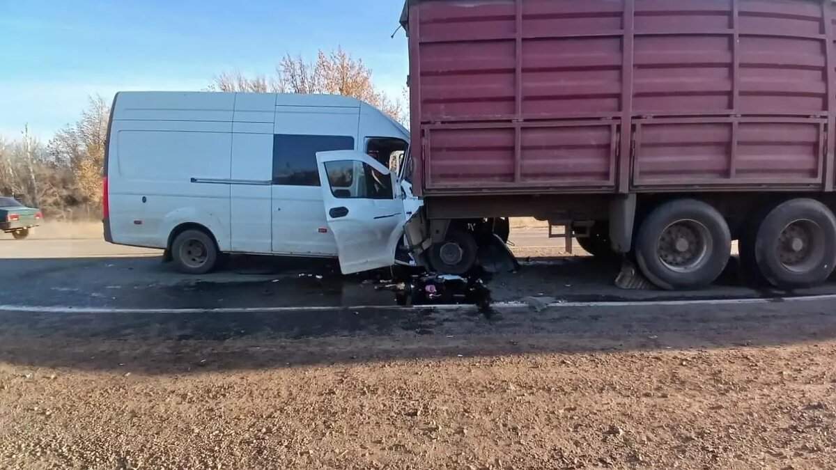 Влетели в грузовик: семья пострадала в страшной аварии на трассе в  Оренбуржье | 56orb.ru | Дзен