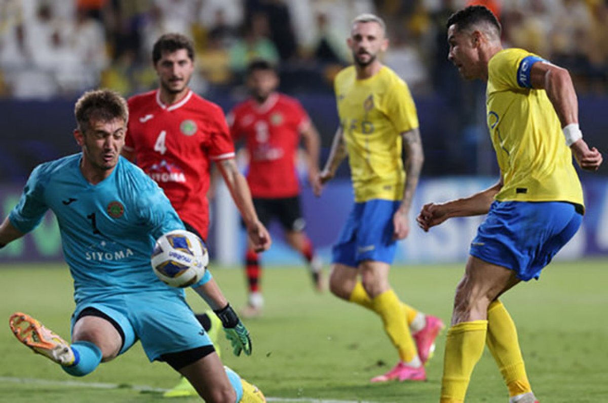    Рустам Ятимов ( номер 1, слева на фото) против Криштиану Роналду (справа на фото).