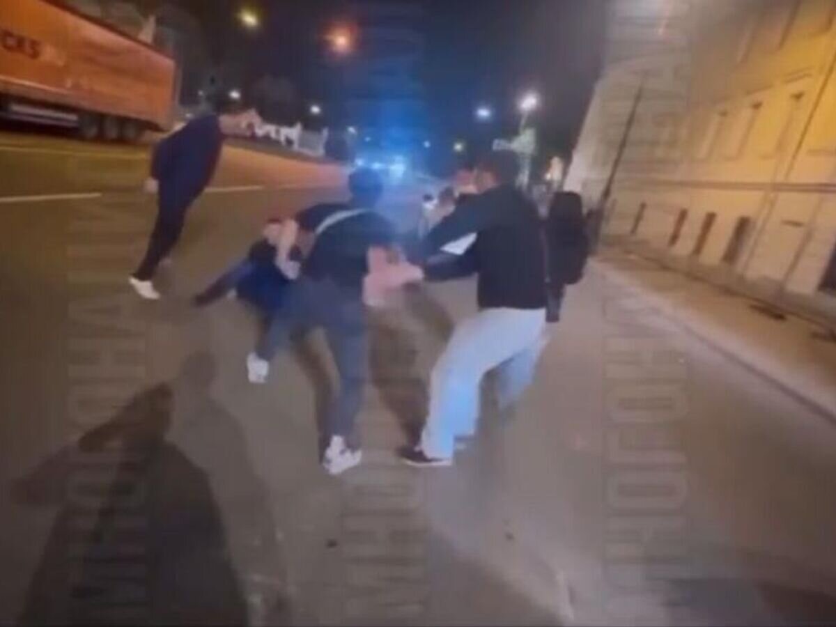    Группа молодых людей избивают подростков