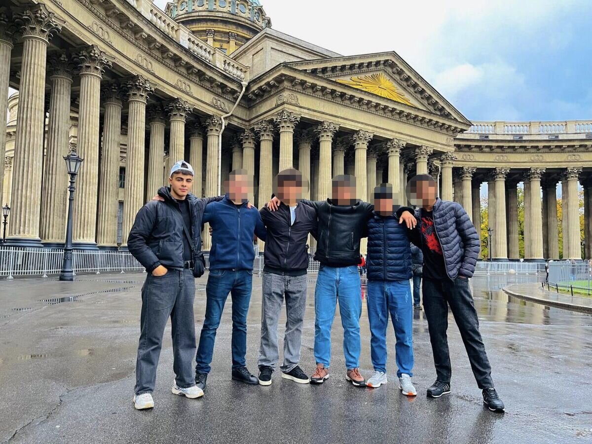    Группа молодых людей, которые нападали на прохожих