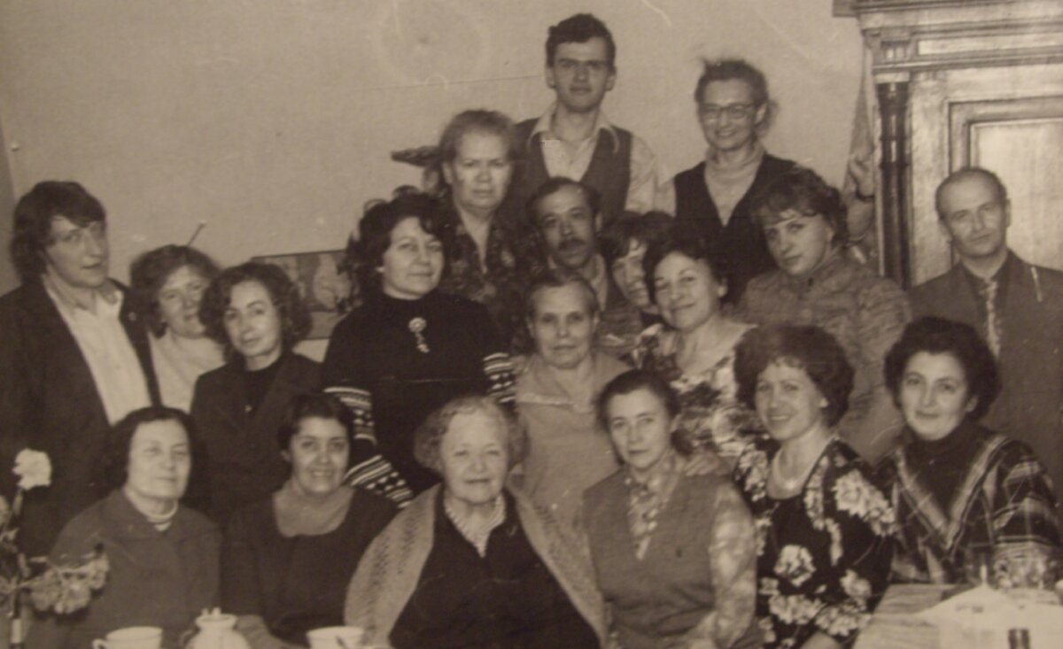 Школа Зингры. Зинаида Григорьевна в центре. Слева от нее Лиля Крташова. Мама выше справа вторая.