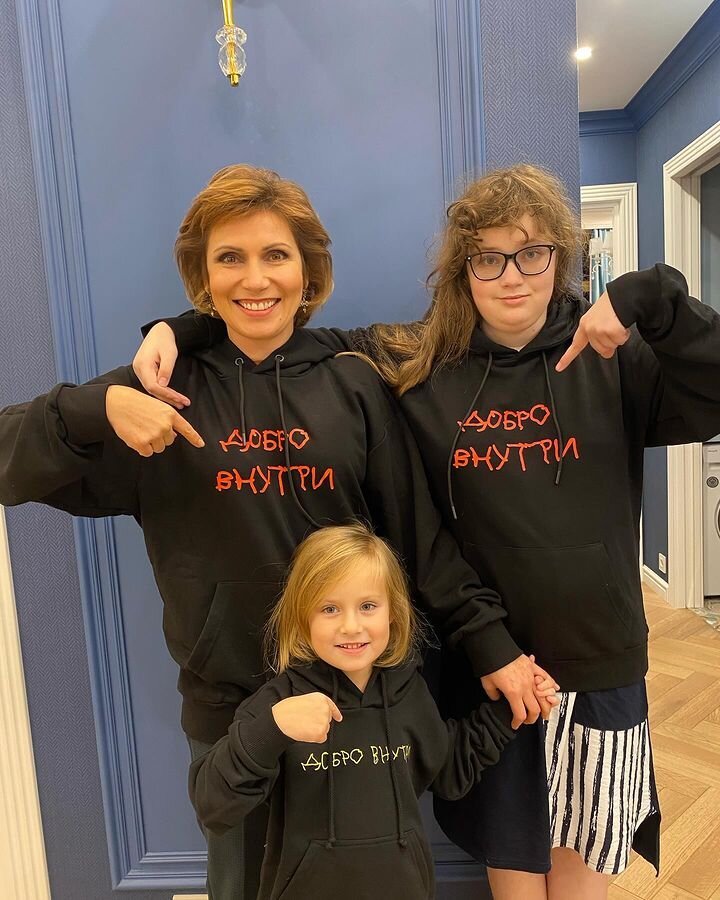    Светлана Зейналова с Александрой и ВероникойСоцсети