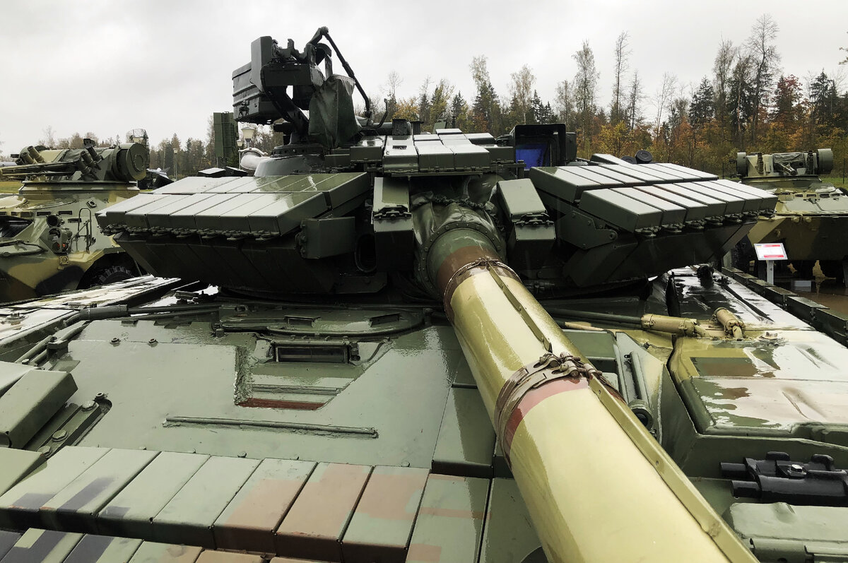 Лобовая часть башни. ИК-осветитель Л-4 слева от пушки демонтирован, взамен установлены дополнительные контейнеры с элементами "Нож". Перед командирской башенкой отсутствует антенна станции наведения КУВ "Кобра".