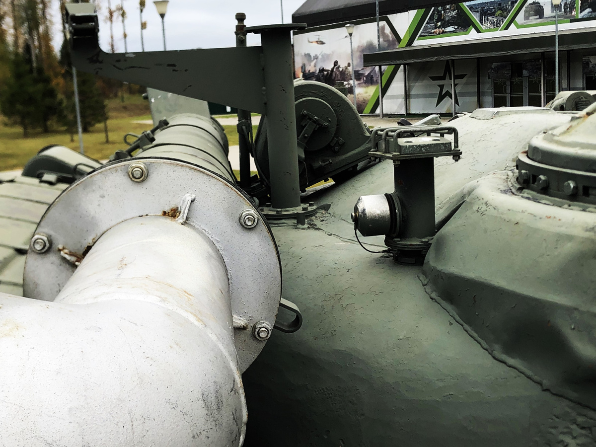 Антенна аппаратуры спутниковой навигации ( справа) CH-4215 и кронштейн крепления цифровой антенны радиостанции ASELSAN ( Турция).