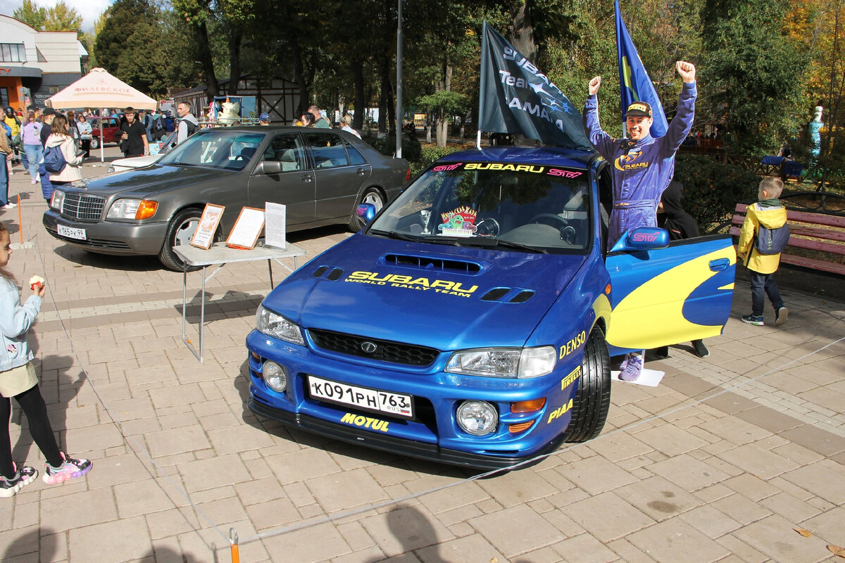 Это выставка авто в парке.