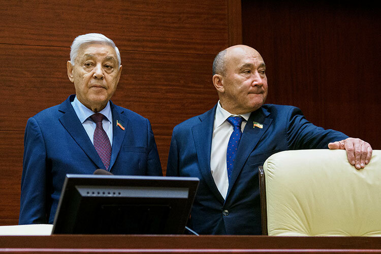    Одна из главных политических интриг — кому дальше «рулить» татарстанским парламентом. Нынешний спикер Фарид Мухаметшин (слева), вопреки слухам, доработает до следующей осени, но в новый состав Госсовета уже не пойдет. Кандидат номер один на смену — Марат Ахметов (справа) Фото: «БИЗНЕС Online»