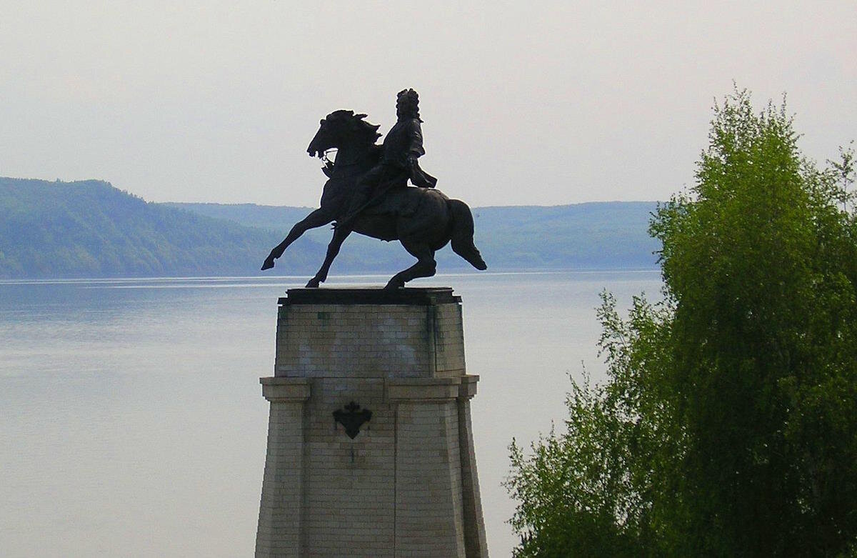 Памятник В.Н. Татищеву — основателю города