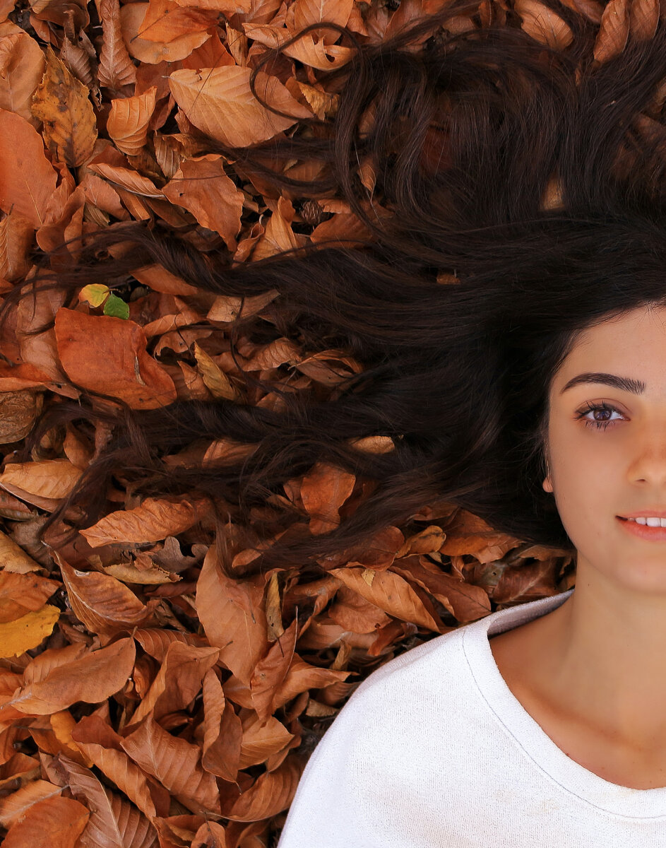 Источник: https://unsplash.com/photos/woman-lying-on-ground-with-brown-leaves-98DhcSEWWSg