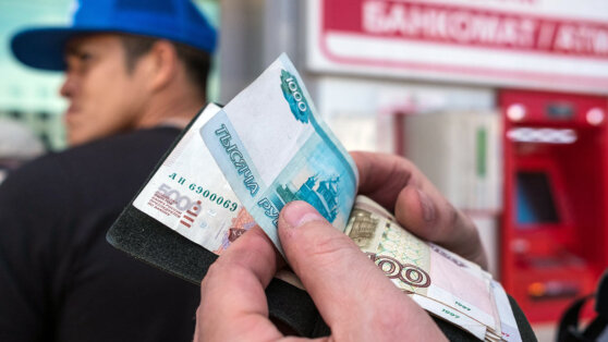    Россияне стали снимать в банкоматах больше наличных денег Юлия Шелковенко