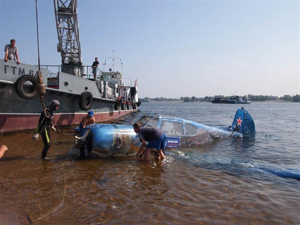 Пилоты упавшего. Водолазы достали из Волги легкомоторный. Водолазы МЧС достали самолет. В Самаре разбился самолет.