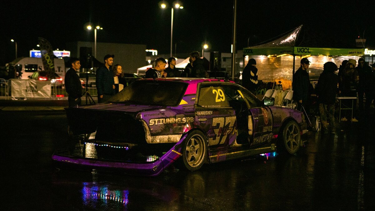     Жительница Владивостока испугалась, услышав хлопки, похожие на выстрелы, и приняла их за попытку стрельбы со стороны водителя автомобиля. Однако сотрудники полиции выяснили, что звуки, на самом деле, были произведены выхлопной системой автомобиля и не представляли угрозы.