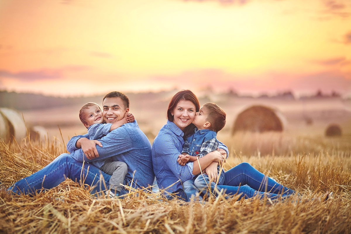 Family son. Семейная фотосессия в поле. Счастливая семья с детьми в поле. Летняя семейная фотосессия в поле. Семейная фотосессия летом на закате.