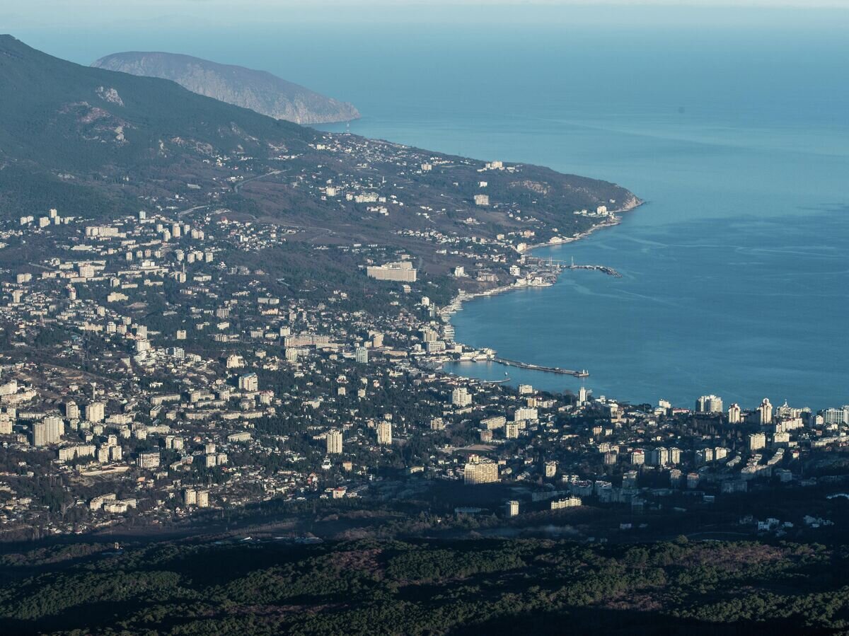    Вид на Ялту с горы Ай-Петри в Крыму© РИА Новости / Константин Михальчевский