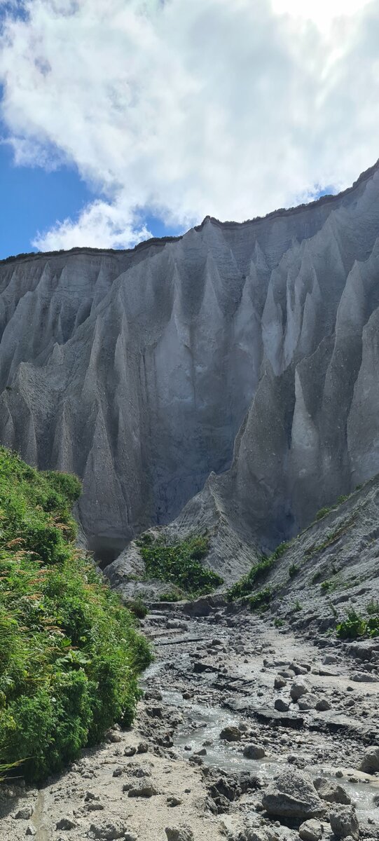 .Ветер и вода изрезали Белые скалы 