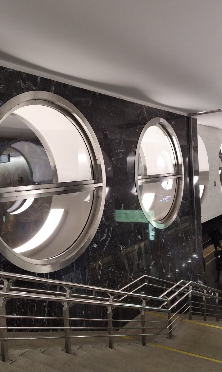 Это вестибюль станции Электрозаводская Большой Кольцевой Линии. Кружит.