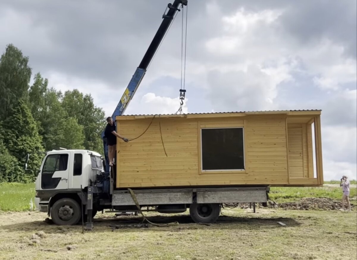 Уютный загородный домик с открытой верандой и видом на лес