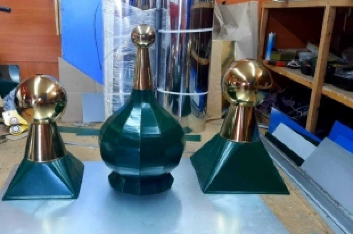    На Урале мало специалистов, которые могут качественно положить фальцевую кровлю на церковные купола и исторические здания.