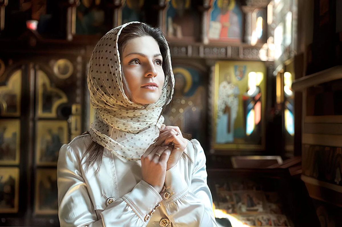 Сегодня в православных наших христианских храмах от женщин требуется покрывать голову. Платком или же косынкой, которые чаще всего любезно выдаются на входе в церковь.
