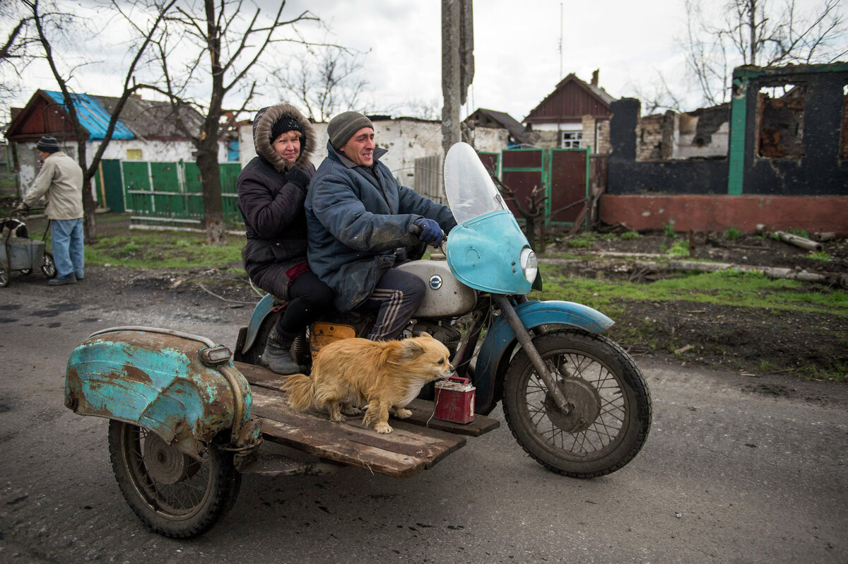 Девушка в люльке мотоцикла