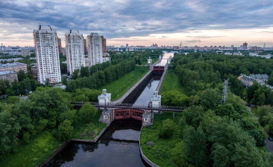Шлюзы № 7 и № 8 Канала имени Москвы со служебными зданиями 1930-х годов постройки.