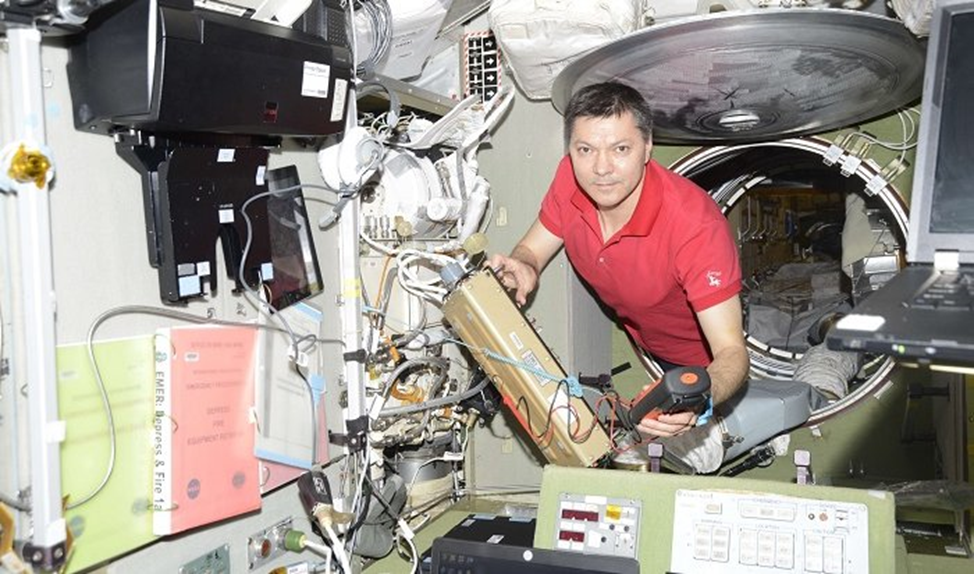 Олег Кононенко работает на Борту станции. Фото: Роскосмос