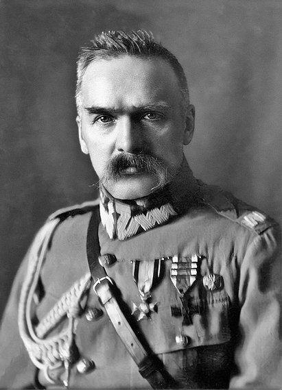 Юзеф Клеменс Пилсудский (5 декабря 1867, Зулов, Свенцянский уезд, Виленская губерния, Российская империя (ныне Швенчёнский район, Вильнюсский уезд, Литва) — 12 мая 1935, Варшава) — польский военный, государственный и политический деятель, первый глава возрождённого Польского государства, основатель польской армии; маршал Польши