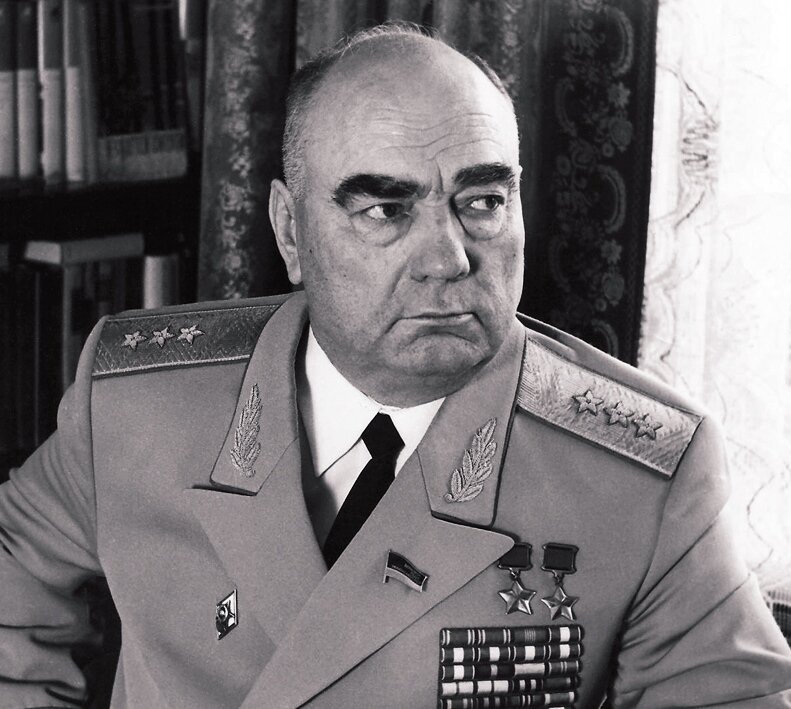 Генерал-полковник авиации Лавриненков Владимир Дмитриевич.