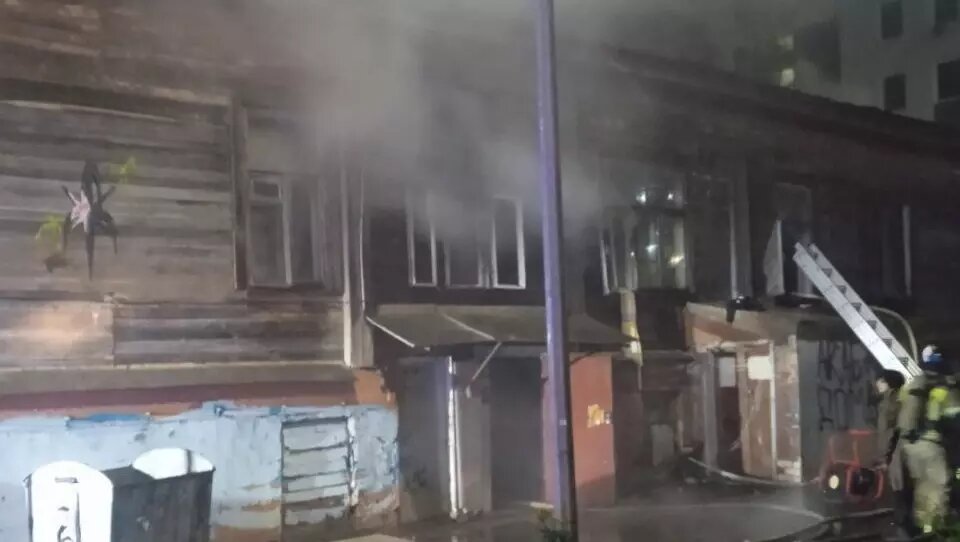     Два человека пострадали во время пожара в многоквартирном доме в Нижнем Новгороде рано утром в субботу, 21 октября. О подробностях NewsNN рассказал источник в экстренных службах.