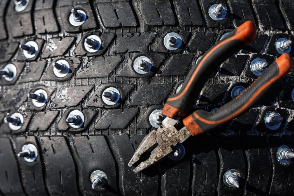 Заниматься подобным "колхозом", как на фото, конечно, не стоит, но восстановить шипы на старой резине можно. Фото Егор Алеев/ТАСС