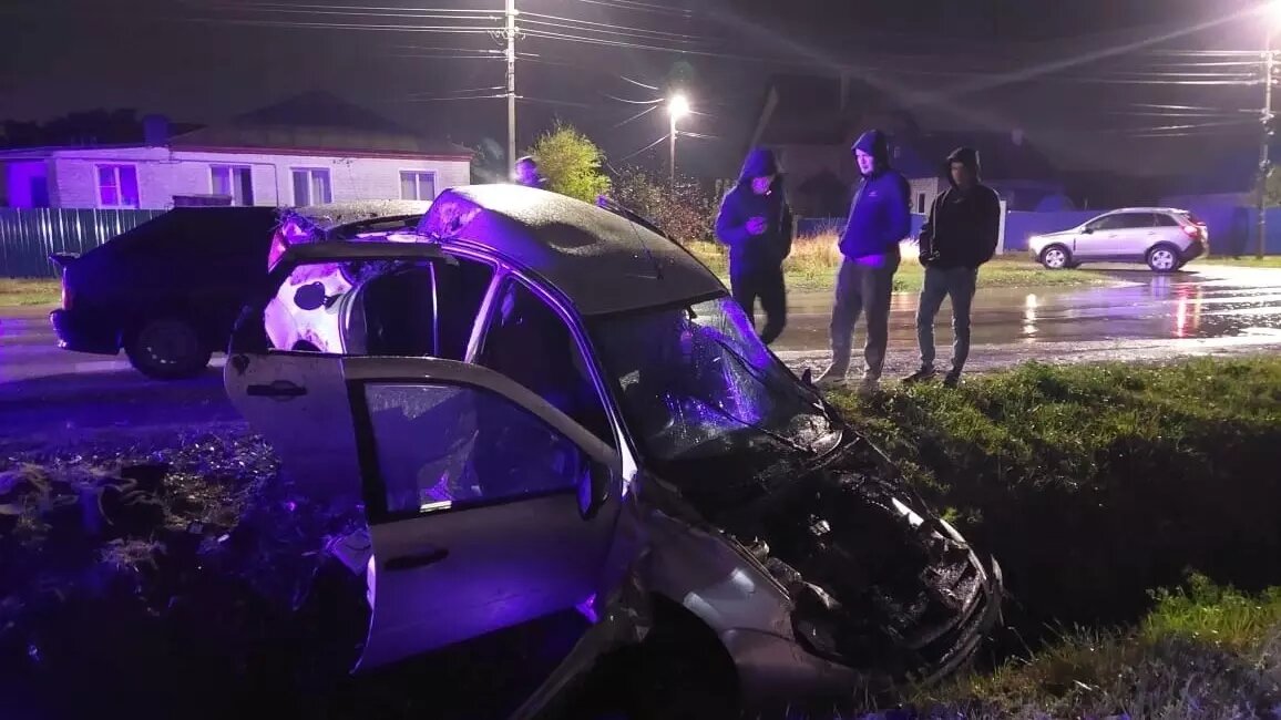     Трое молодых людей покалечились в аварии в Волгоградской области, двух увезли в больницу, сообщает «Клиническая станция скорой медпомощи».