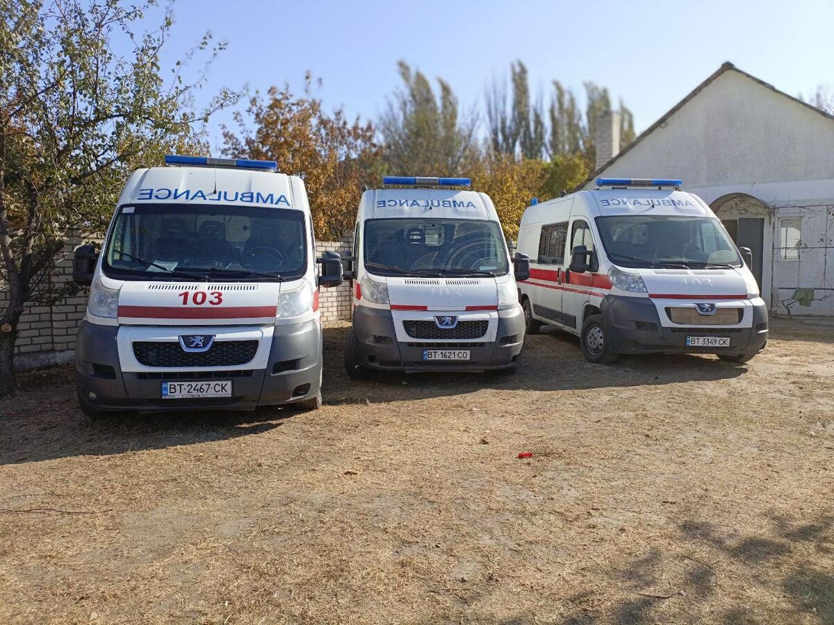 В Алешкинскую ЦРБ доставили 3 реанимобиля взамен уничтоженных артобстрелом ВСУ
