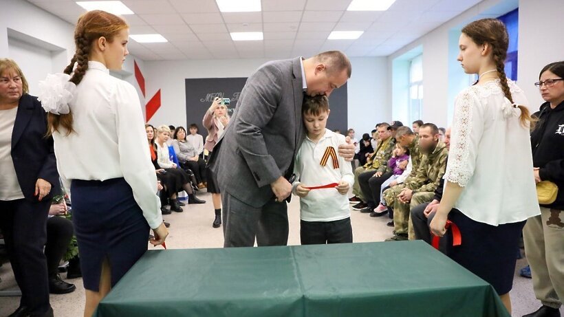    Открытие парты героя в Пролетарской школе Серпухова © Пресс-служба администрации г.о. Серпухов