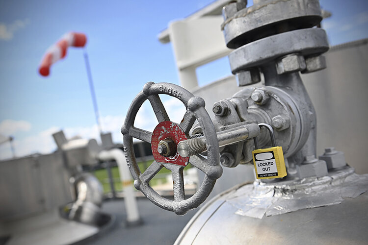    Страдания Европы из-за дорогих энергоносителей американцам выгодны. Если в «золотом миллиарде» кого-то надо скинуть, уронить уровень жизни, то США скидывают Европу, заодно переводя их предприятия на свою территорию Фото: © Frank Hoermann /SVEN SIMON /www.globallookpress.com