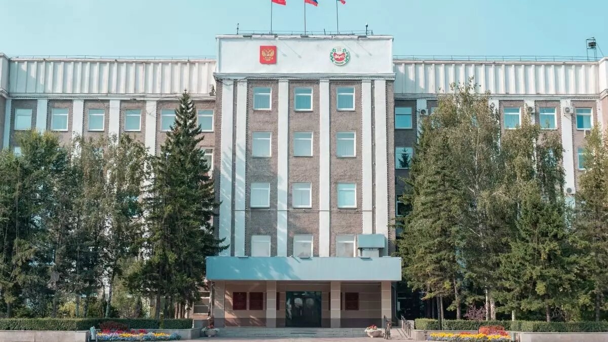     Новое правительство республики до сих пор не сформировано и не утверждено. Более того, старые министры ещё месяц будут исполнять свои обязанности.