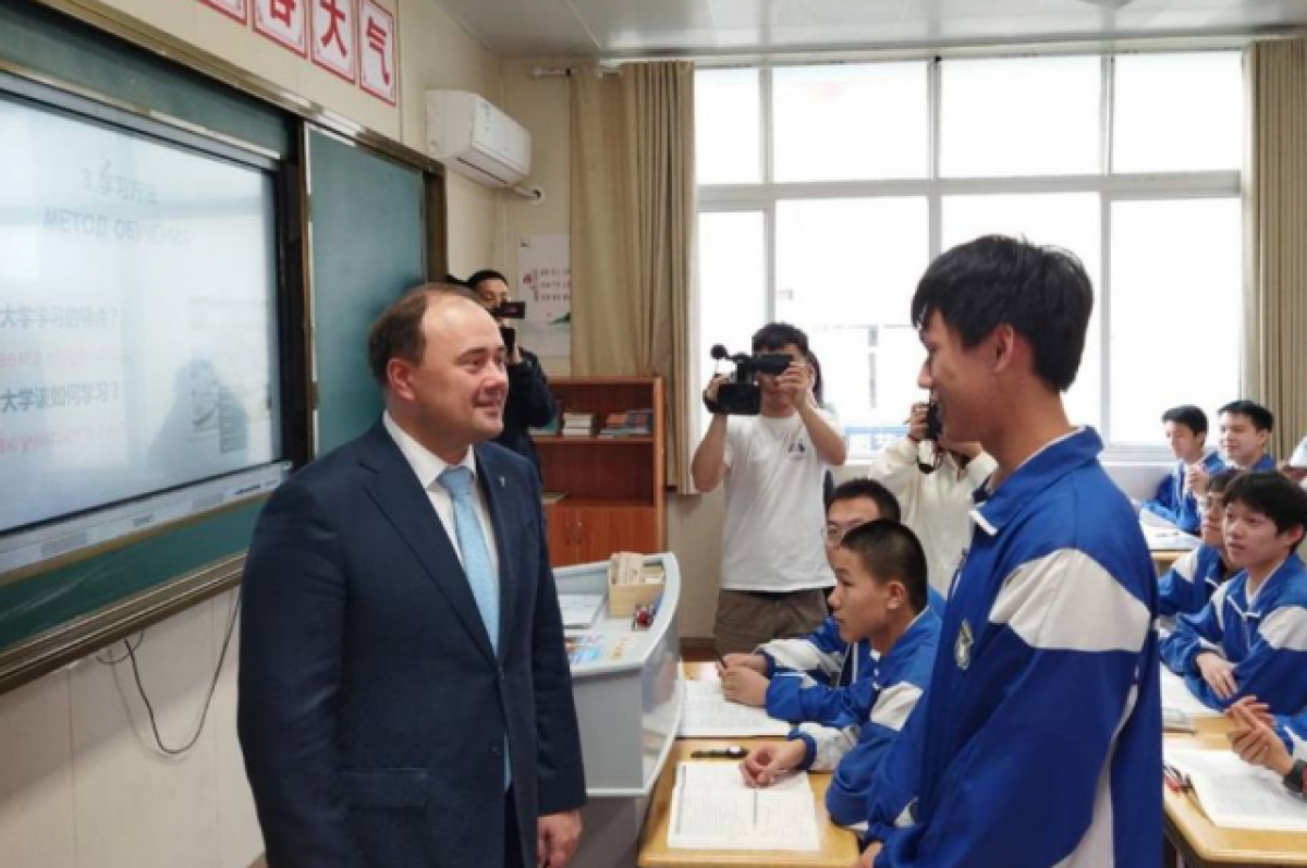    Мэр Ярославля Артем Молчанов посетил школу в Китае