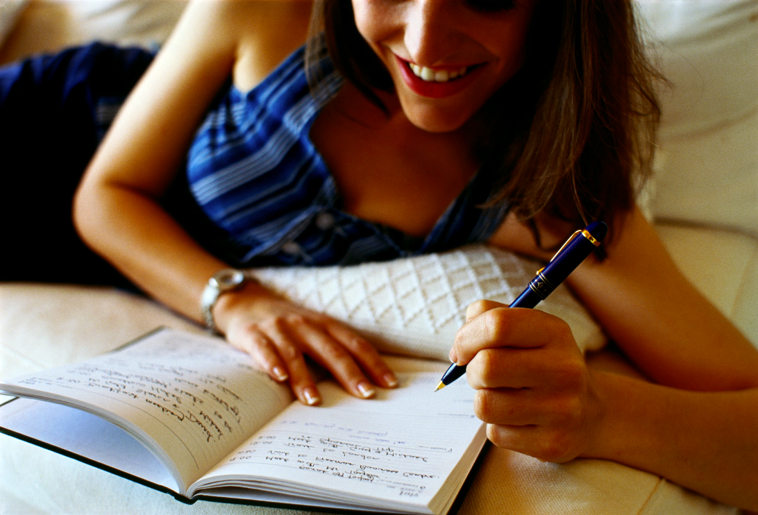 Write diary. Женщина записывает в блокнот. Что записать в блокнот. Девушка с блокнотом. Девушка с тетрадкой.