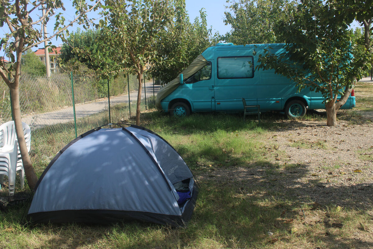 Сперва встал тут