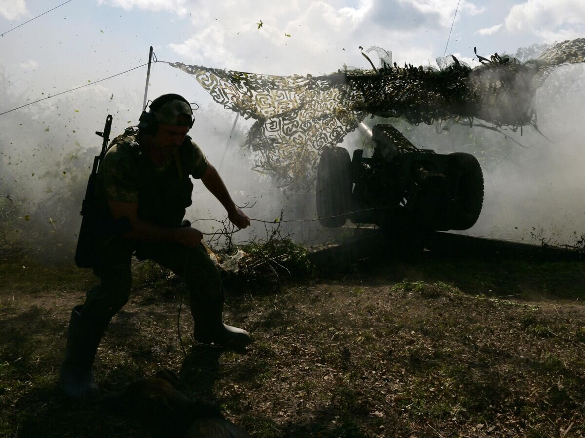    Военнослужащий 2-го армейского корпуса Южной группировки войск ведет огонь агитационными снарядами из гаубицы Д-30 по позициям ВСУ© РИА Новости / Евгений Биятов