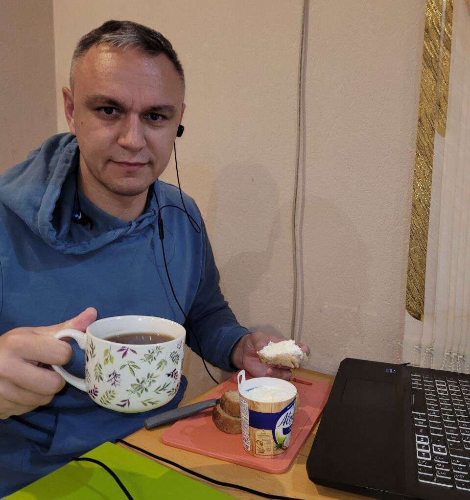 Мы ещё не переехали. Поэтому я не страдаю, а смотрю футбол под Abendbrot и философствую.