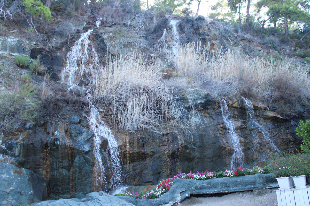 Это в самом конце пляжа