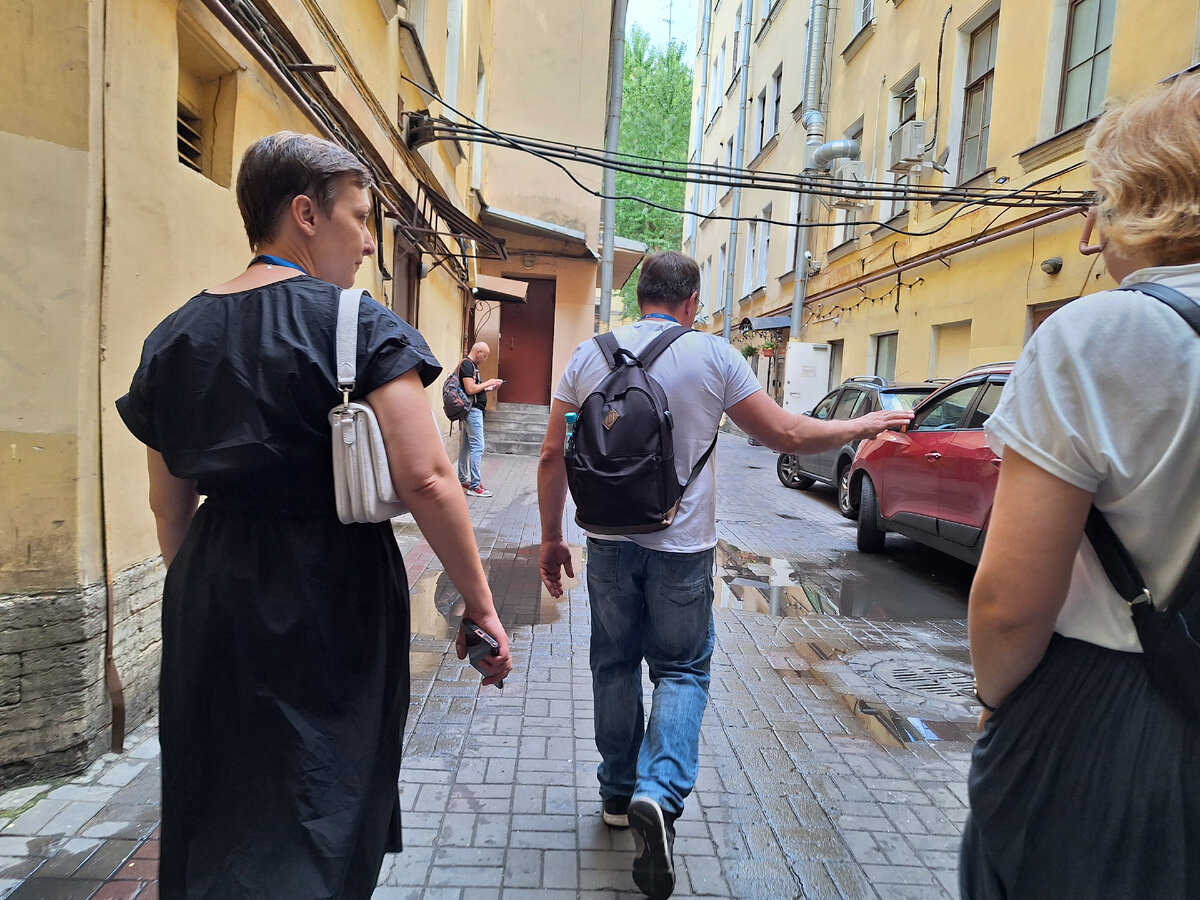 Экскурсия по дворам-колодцам.