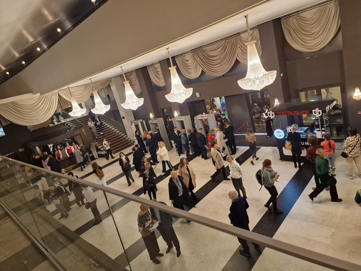 Фойе и зрительный зал Театра мюзикла в Москве