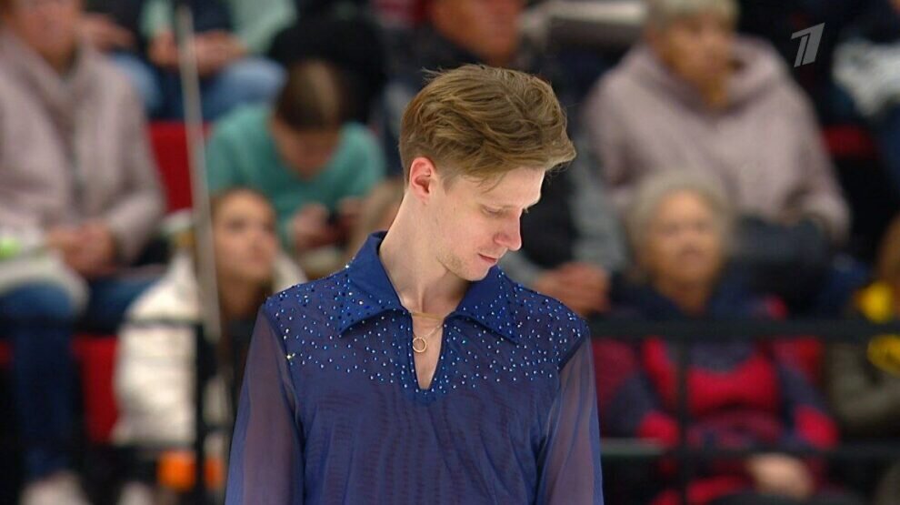    Алексей Ерохов на Гран-При России в Омске в короткой программе. Фото: стоп-кадр прямого эфира «Первого канала».